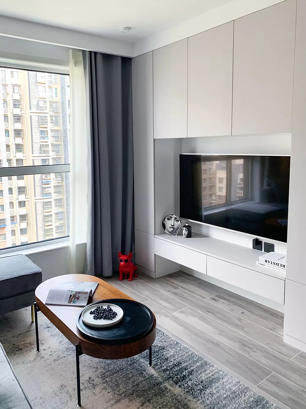 63平的簡約風(fēng)小戶型，臥室里還擠出了衣帽間，媲美樣板間