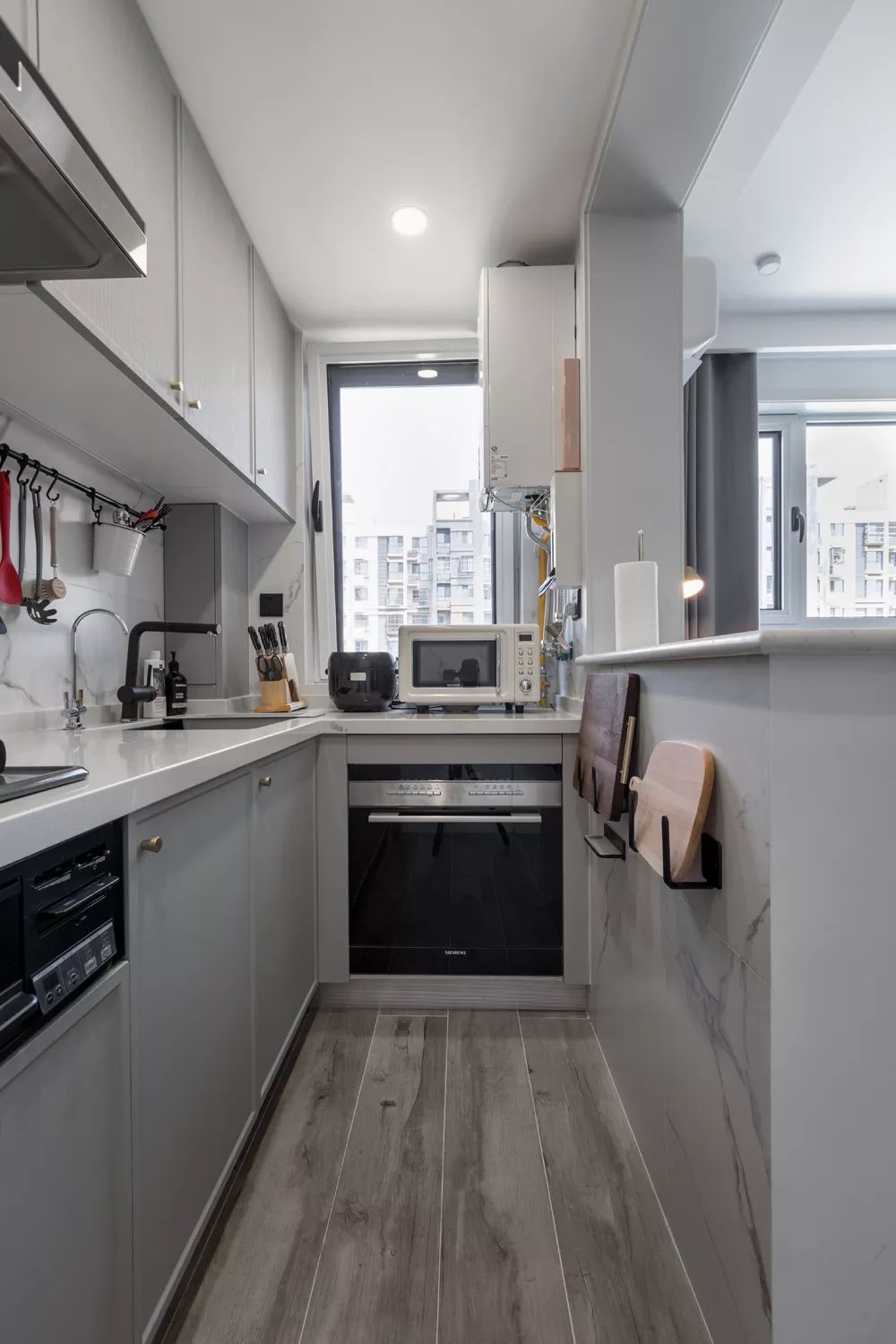 63平的簡約風(fēng)小戶型，臥室里還擠出了衣帽間，媲美樣板間