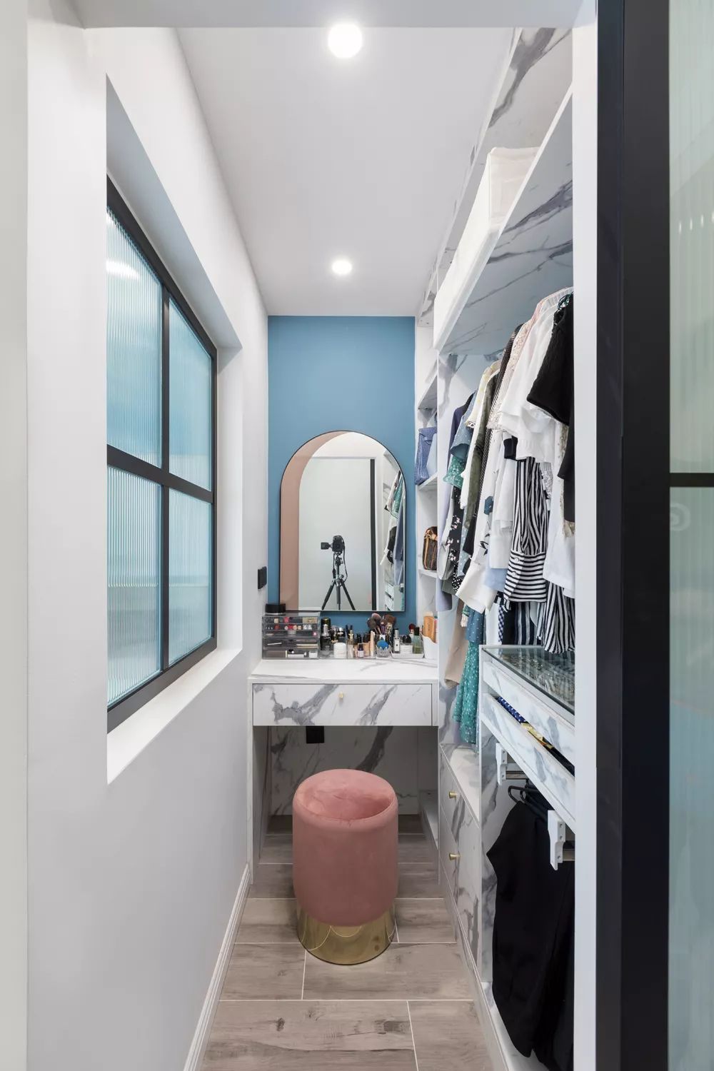 63平的簡約風(fēng)小戶型，臥室里還擠出了衣帽間，媲美樣板間